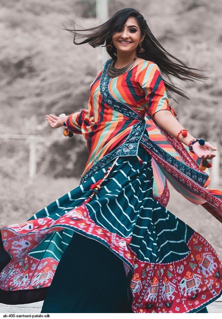Navratri makeup and chaniya choli photoshoot | Outdoor fashion photography,  Dehati girl photo, Navratri