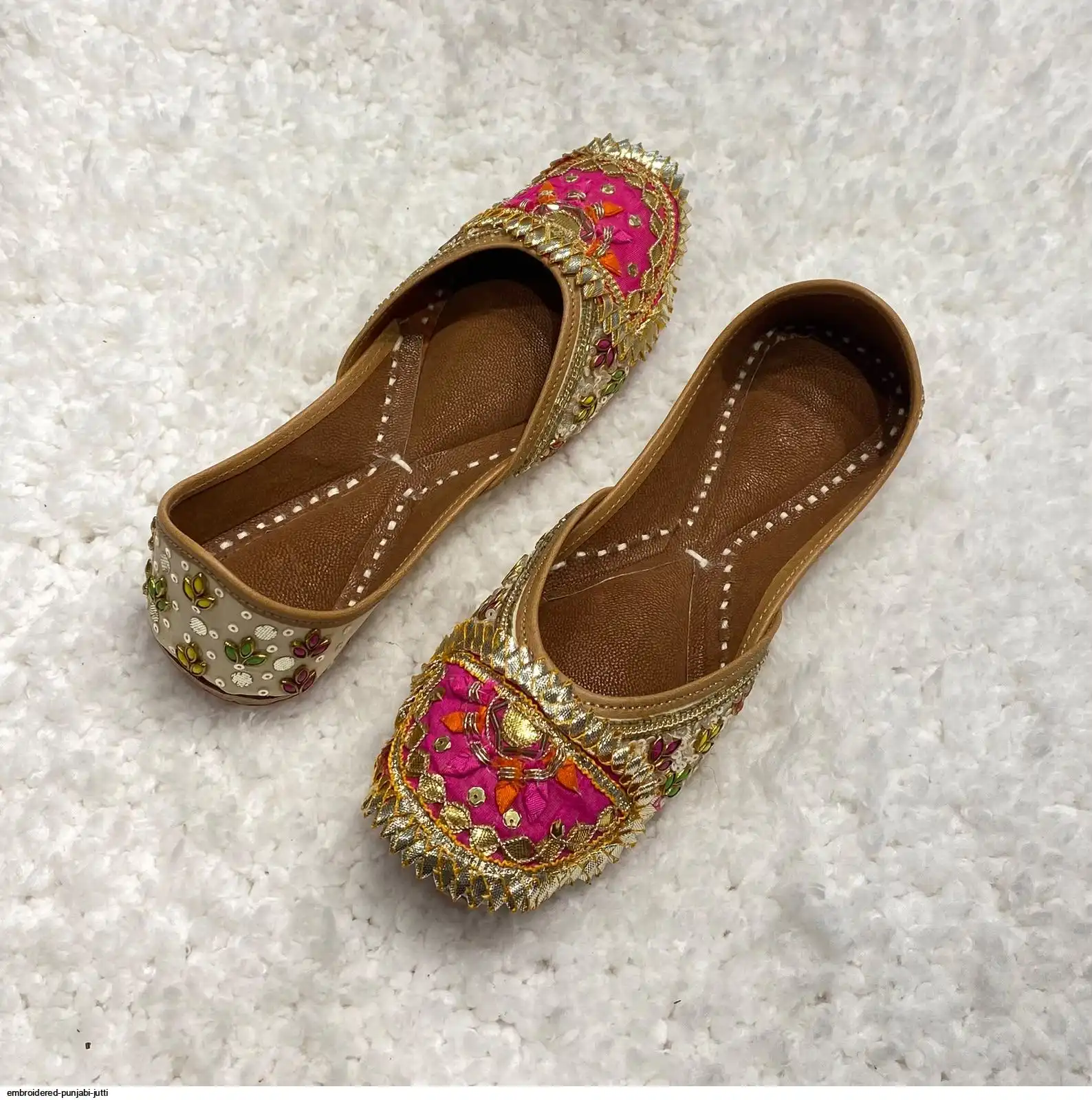 EMBROIDERED PUNJABI JUTTI N