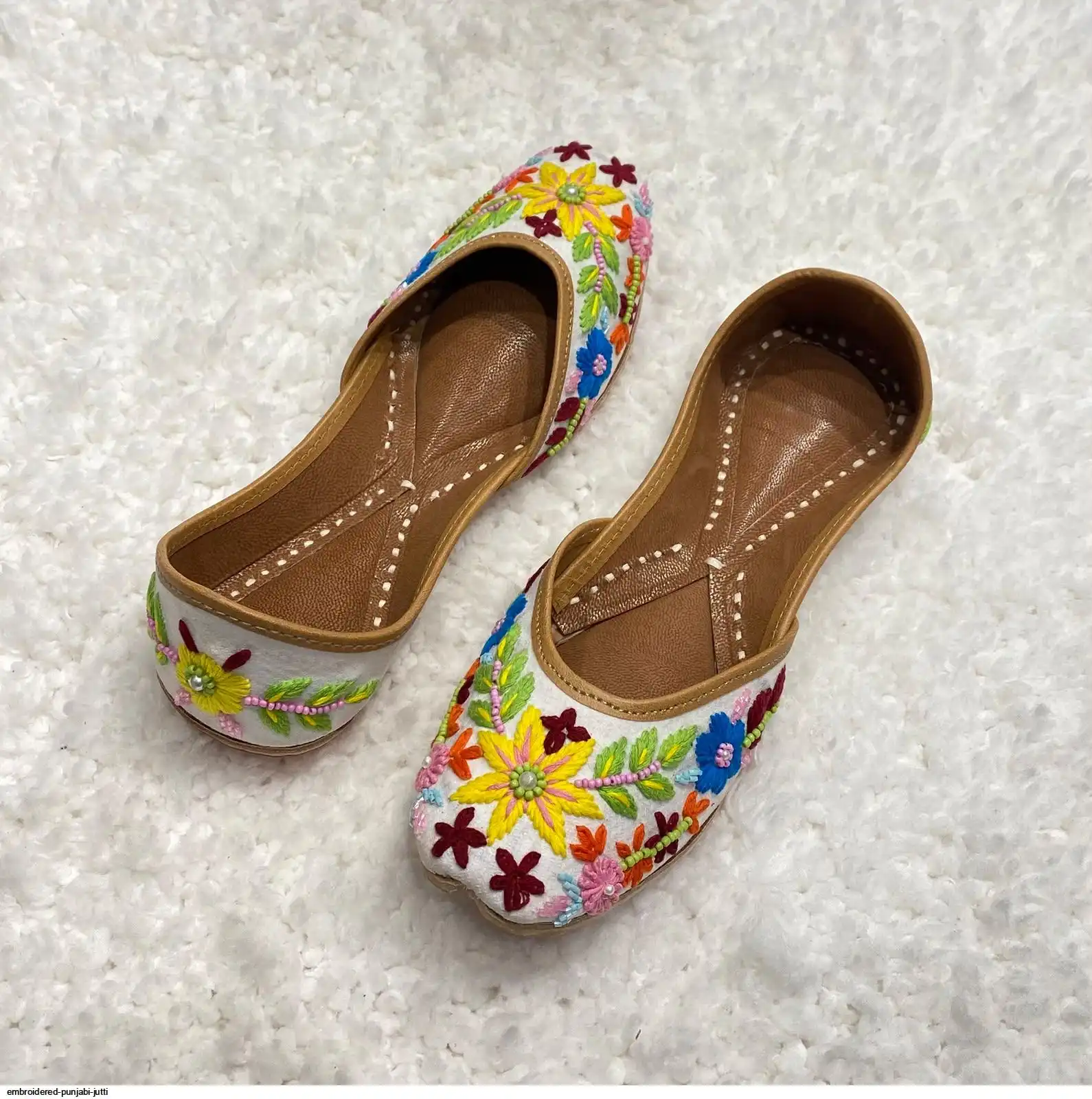 EMBROIDERED PUNJABI JUTTI Q