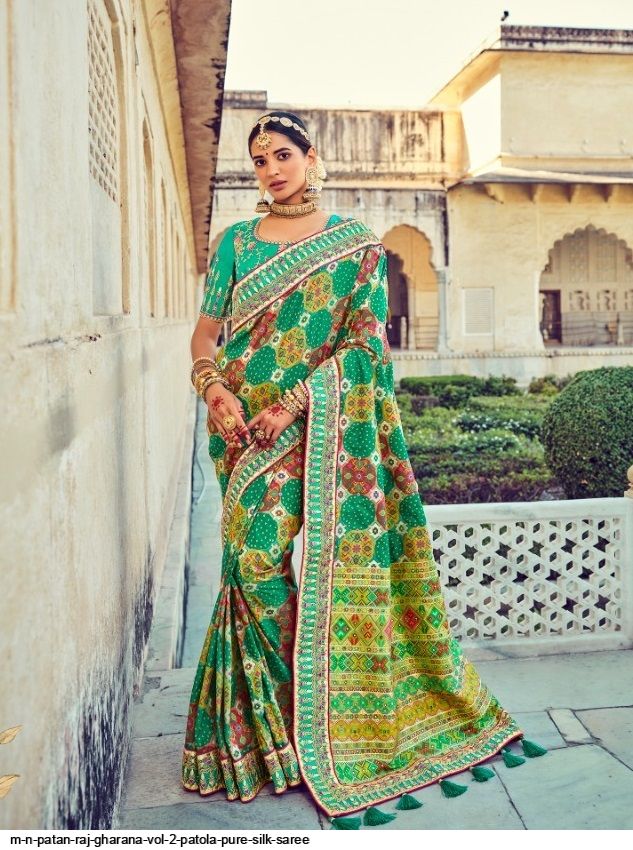 Buy Off-White Woven Double Ikkat Patan Patola Silk Saree Online | Samyakk