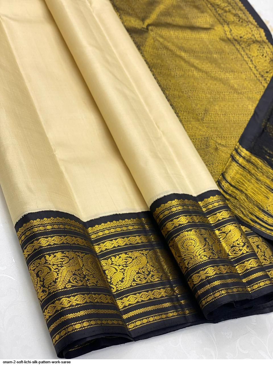 hammomdagi yalangoch qizlar yosh