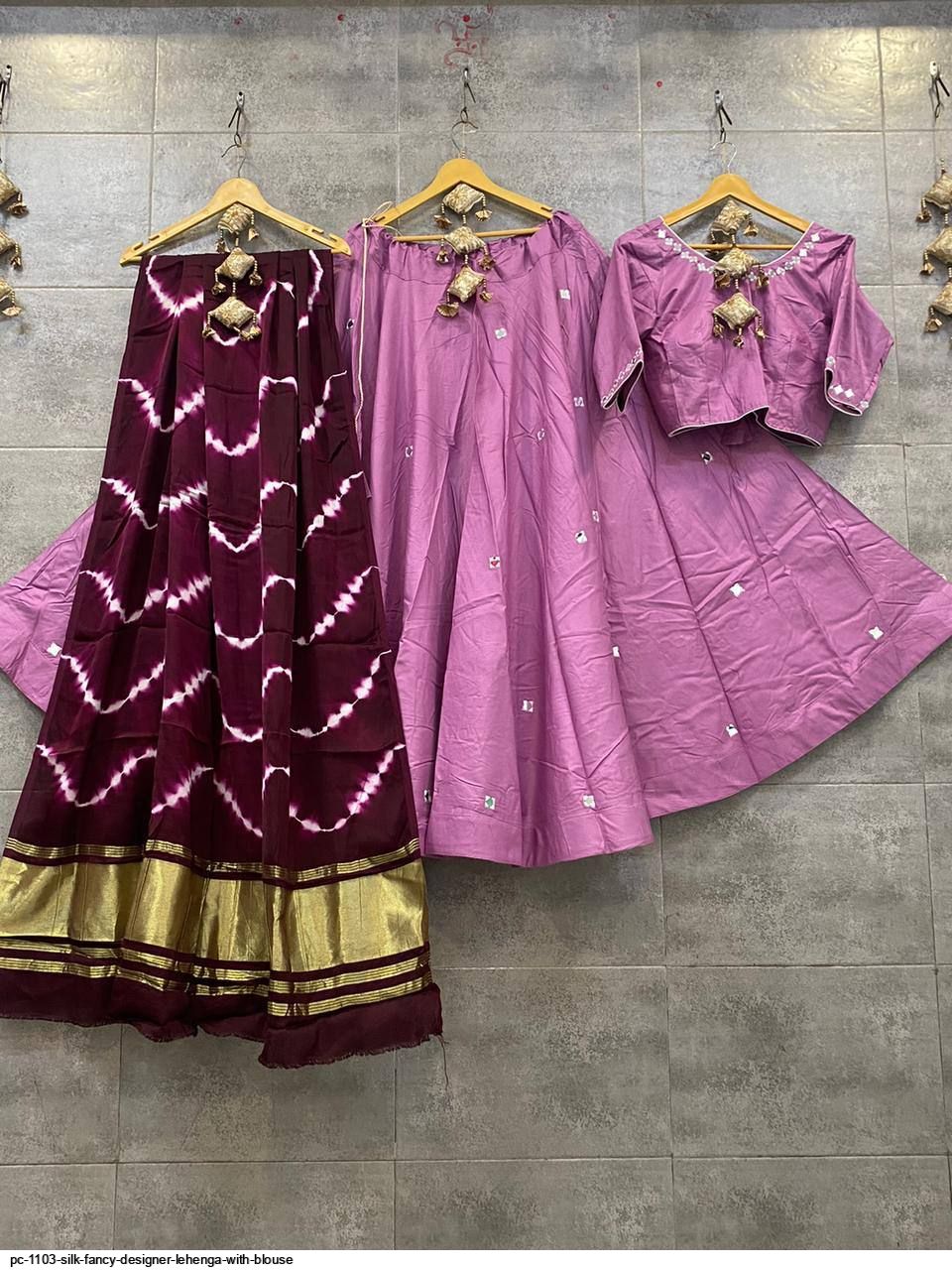 Partywear Designer Simple Plain Lahengha Choli Lehengha Blouse Designs  Lehangha at Rs 899 | Designer Lehenga Choli in Surat | ID: 2850454877888