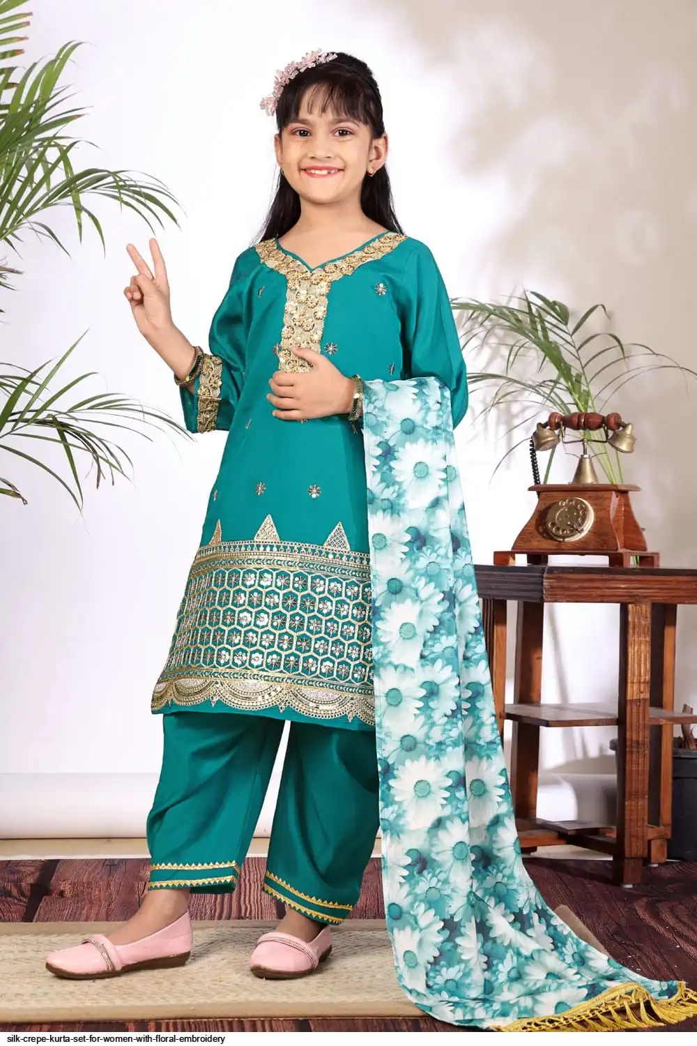 SILK CREPE KURTA SET FOR WOMEN WITH FLORAL EMBROIDERY 2
