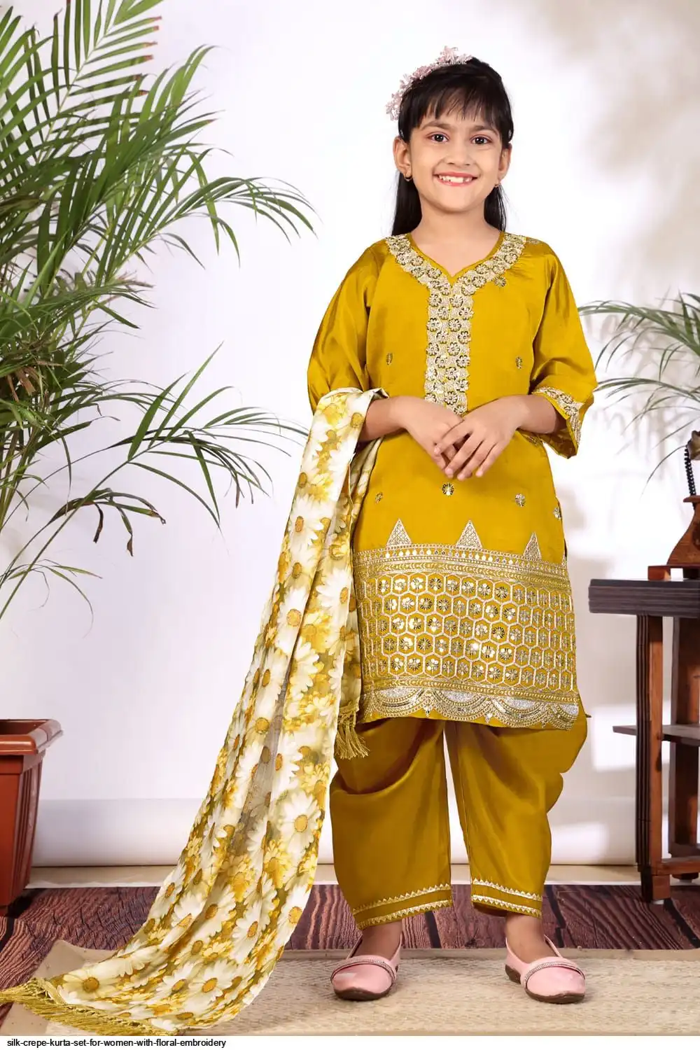 SILK CREPE KURTA SET FOR WOMEN WITH FLORAL EMBROIDERY 4