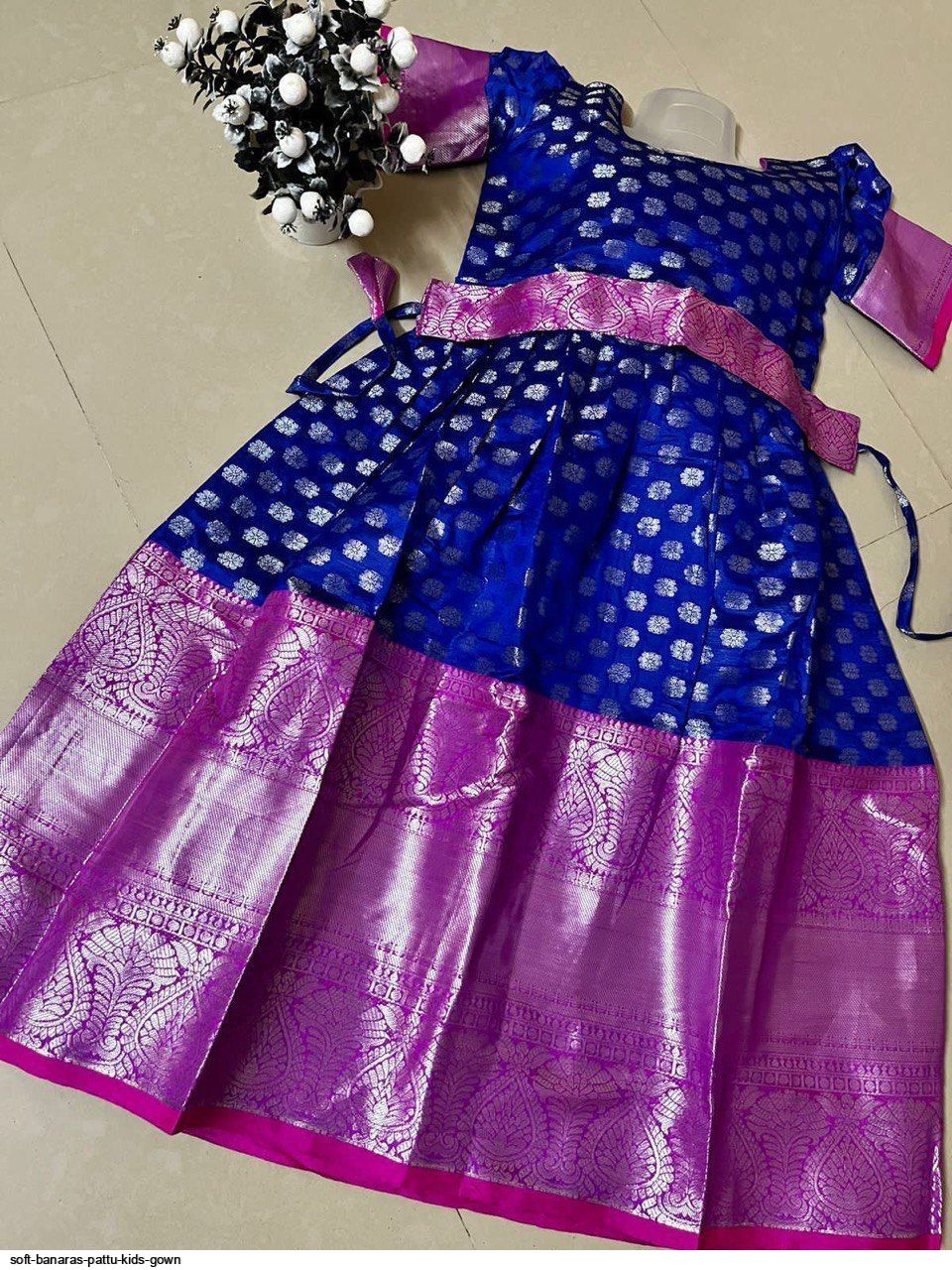 Sweet Pockets Official on Instagram: “Lil one looking lovely in our floral  Banaras lehenga🥰🥰 … | Girls dresses diy, Kids party wear dresses, Baby  girl dresses diy